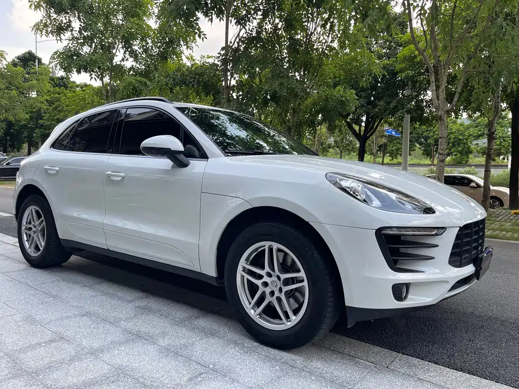 PORSCHE MACAN