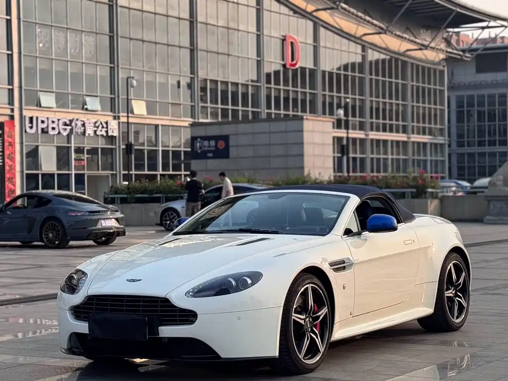 ASTON MARTIN V8 VANTAGE