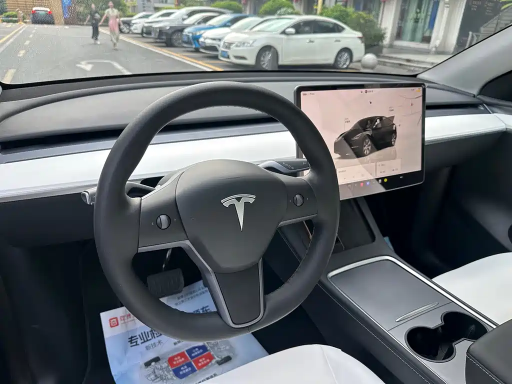Tesla Model Y — миниатюра 6