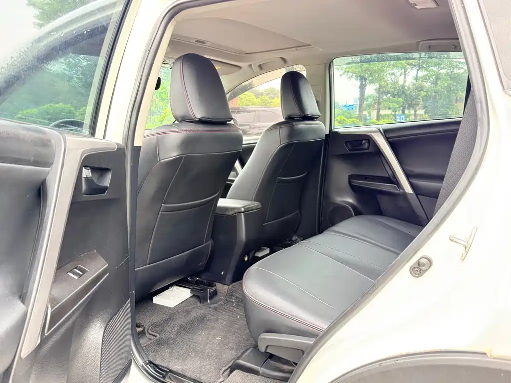 Toyota RAV4 — миниатюра 5