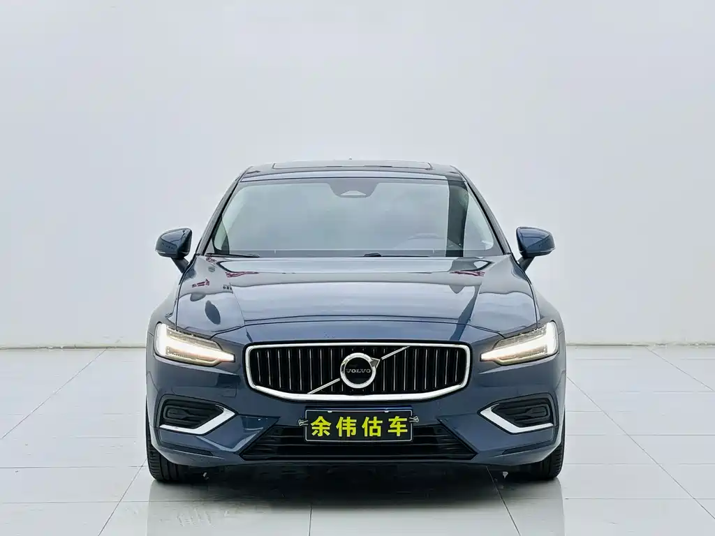 Volvo S60 2023 B4 Luxury