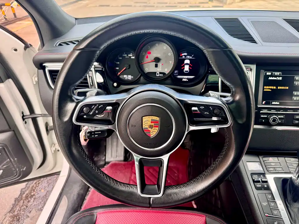 Porsche Macan — миниатюра 7