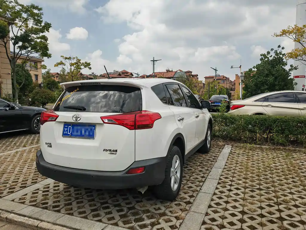 Toyota RAV4 — миниатюра 4