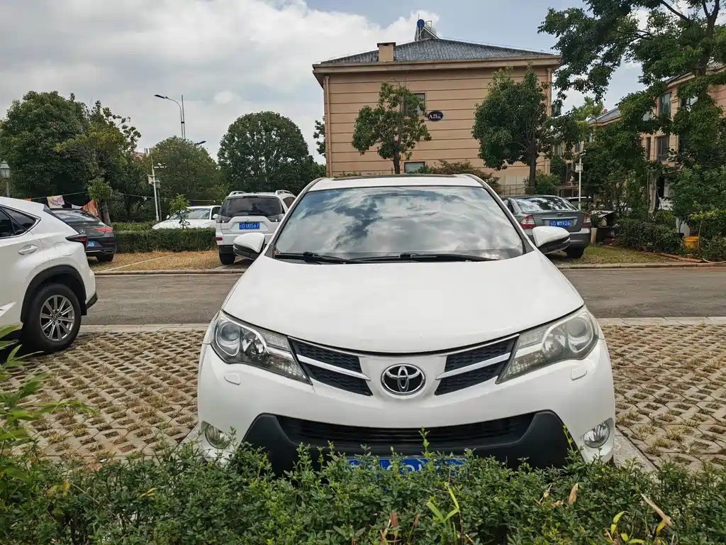 Toyota RAV4 — миниатюра 3