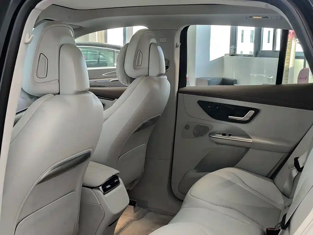 Mercedes-Benz EQE SUV — миниатюра 8