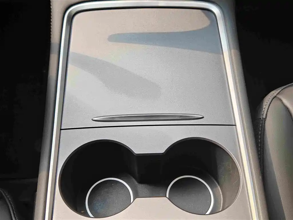 Tesla Model Y — миниатюра 8