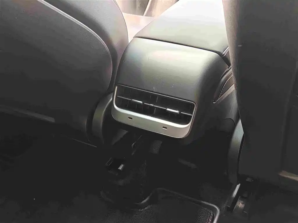 Tesla Model Y — миниатюра 16