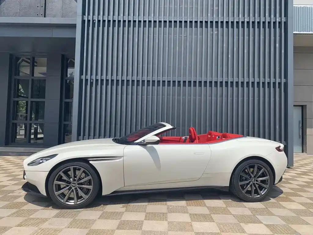 Aston Martin DB11 — миниатюра 2