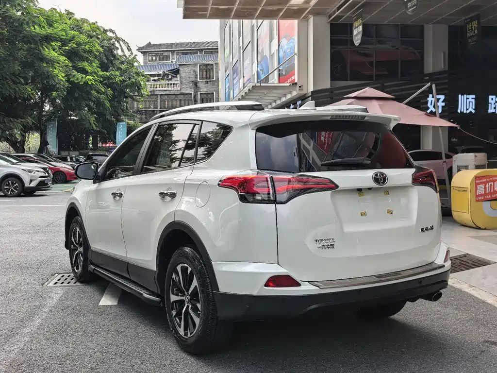 Toyota RAV4 — миниатюра 6