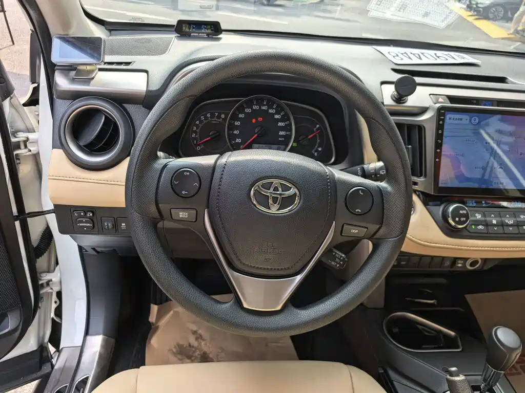 Toyota RAV4 — миниатюра 13
