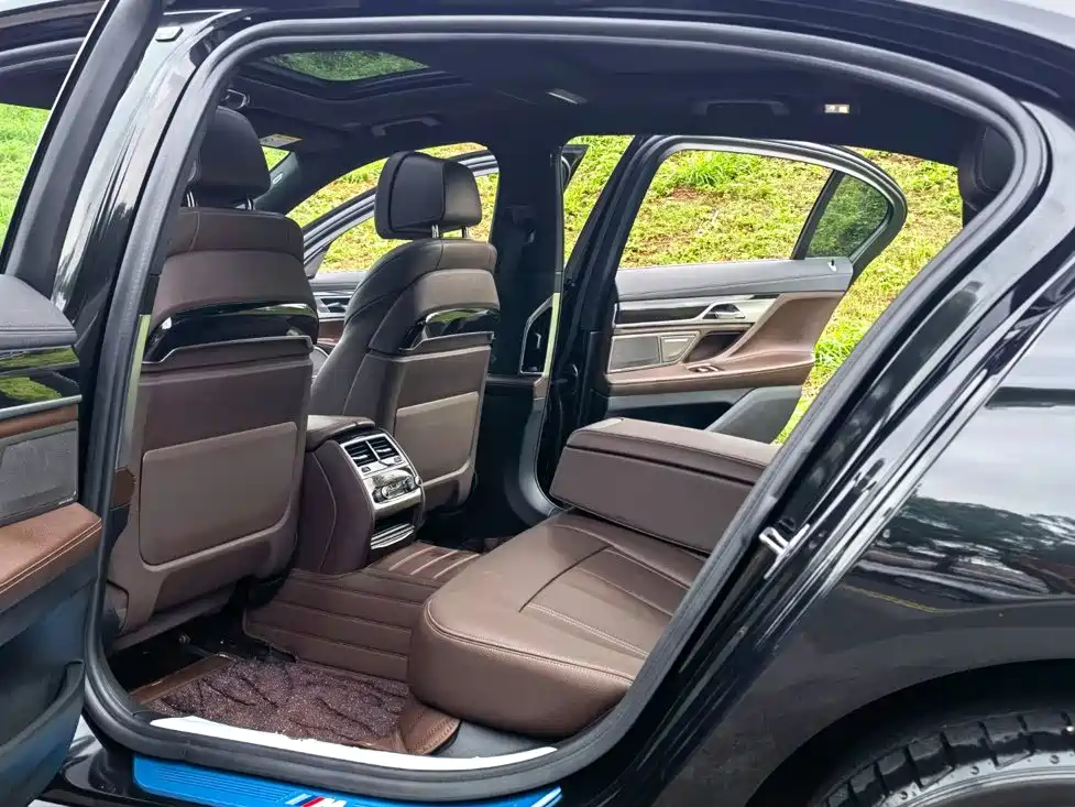 BMW 7 Series — миниатюра 10