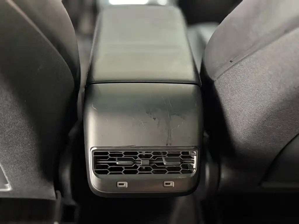 Tesla Model Y — миниатюра 15