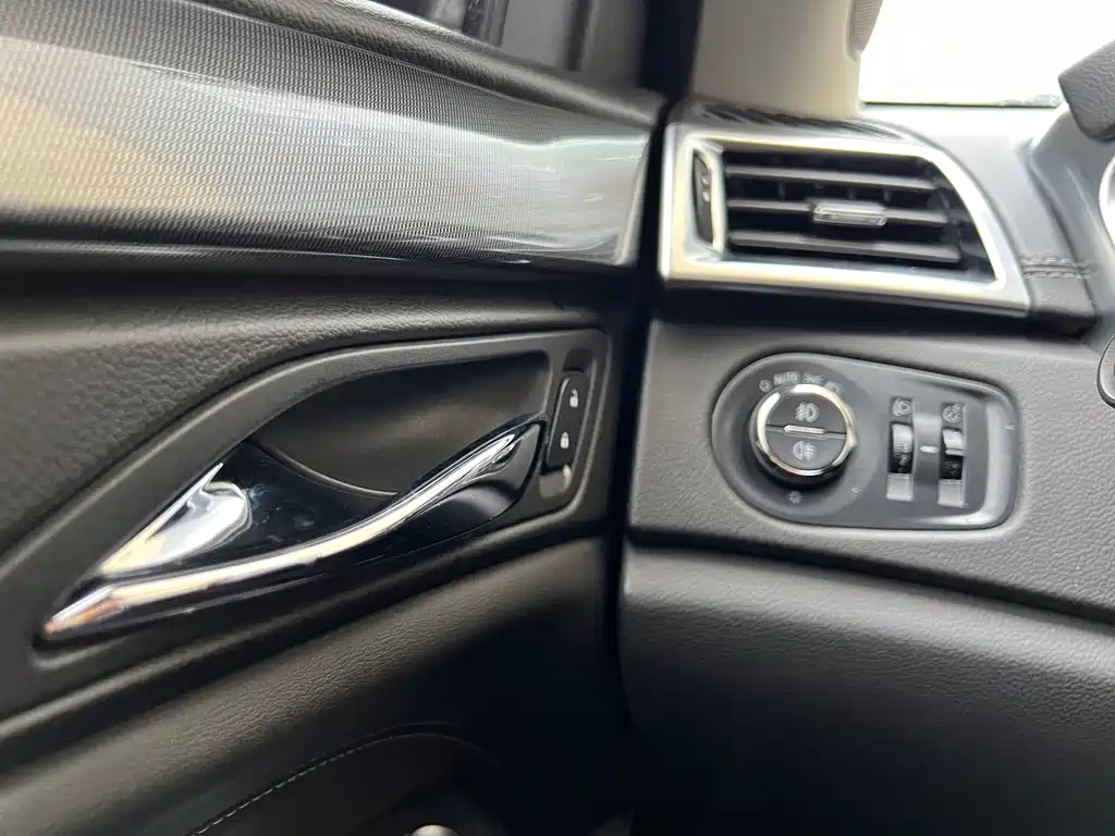 Cadillac SRX — миниатюра 17