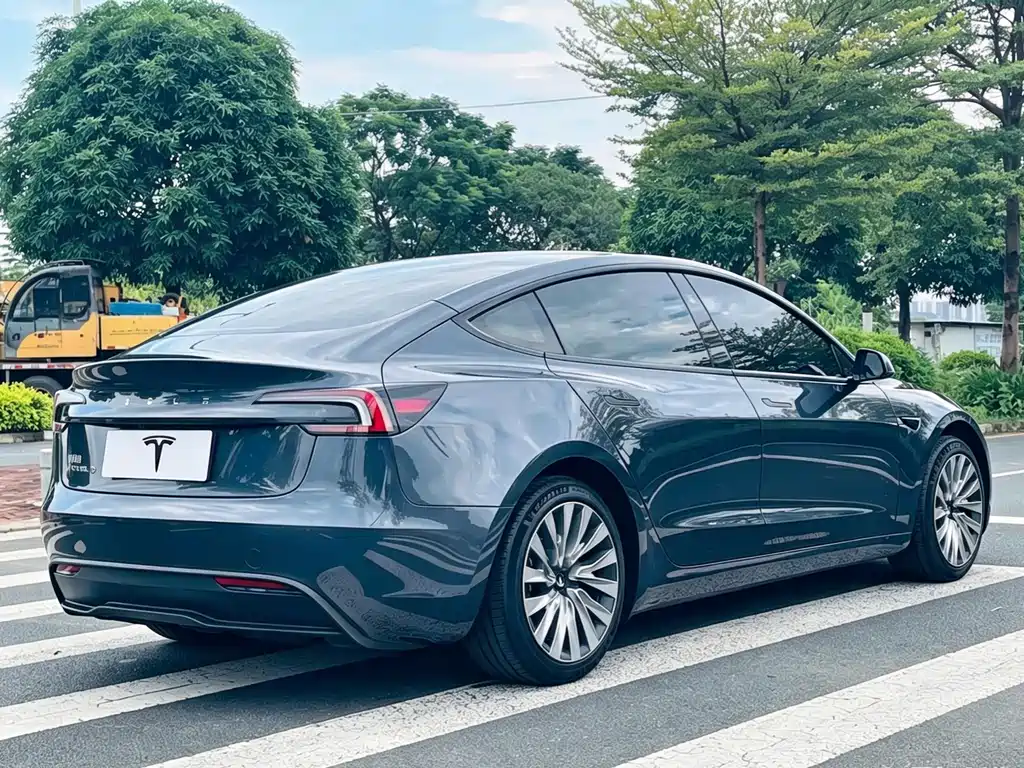 Tesla Model 3 — миниатюра 5