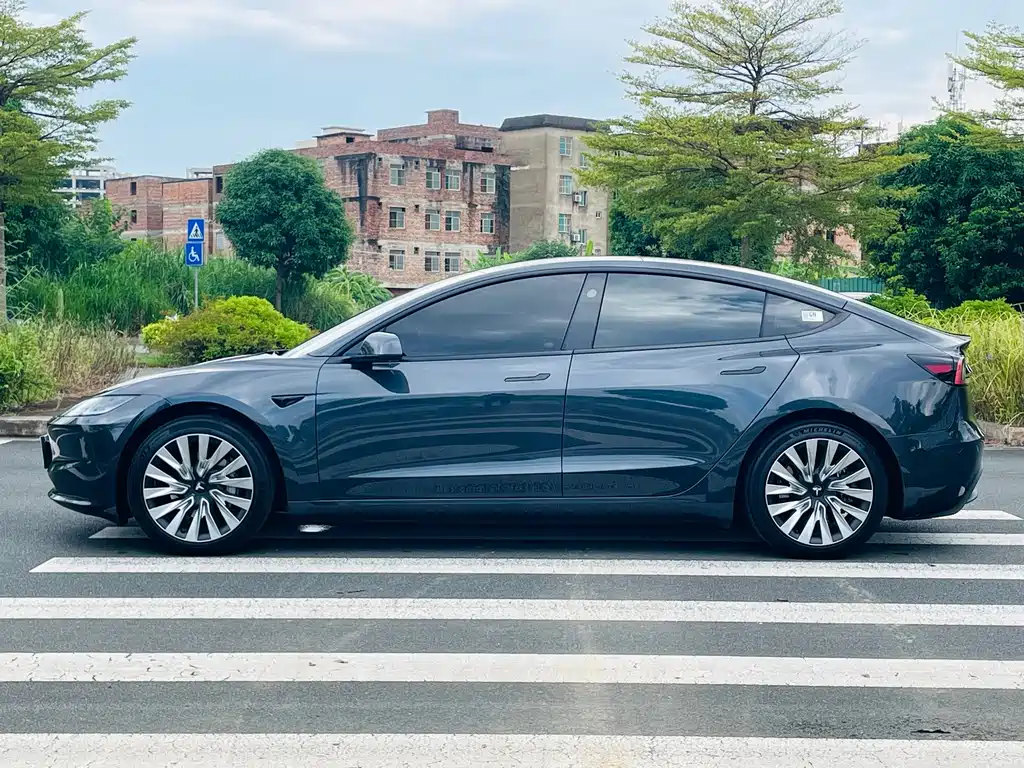 Tesla Model 3 — миниатюра 8