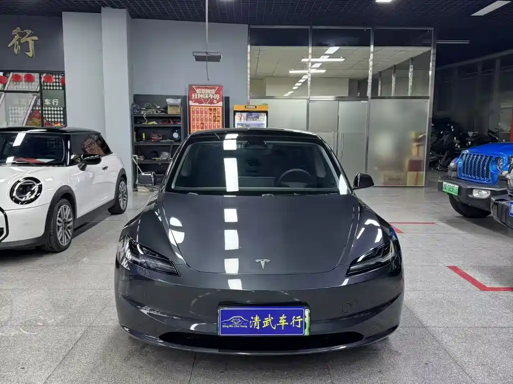 TESLA MODEL 3
