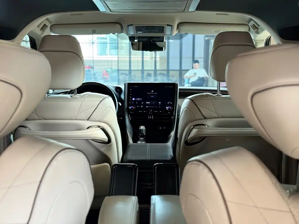 Toyota Alphard — миниатюра 20