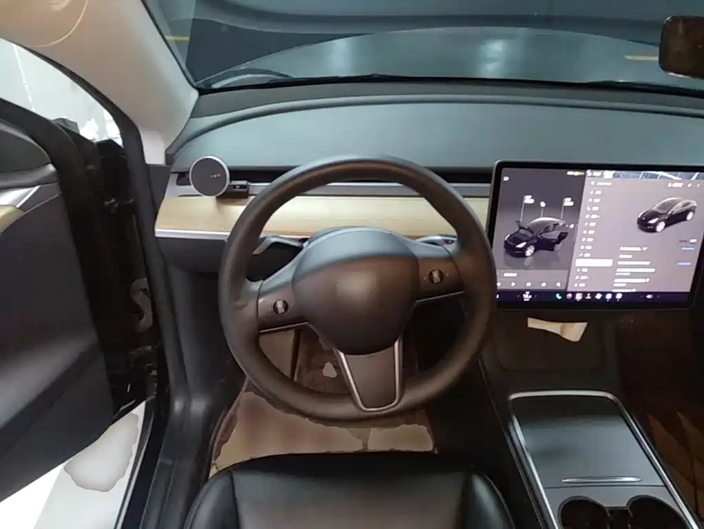 Tesla Model Y — миниатюра 11