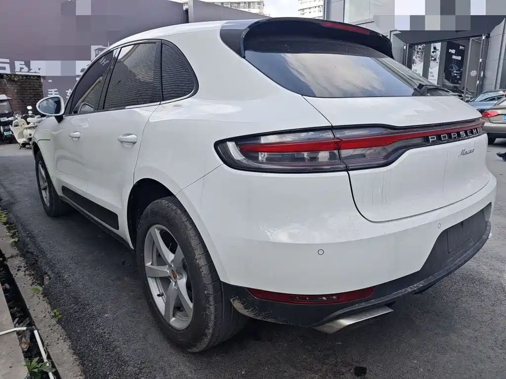 PORSCHE MACAN