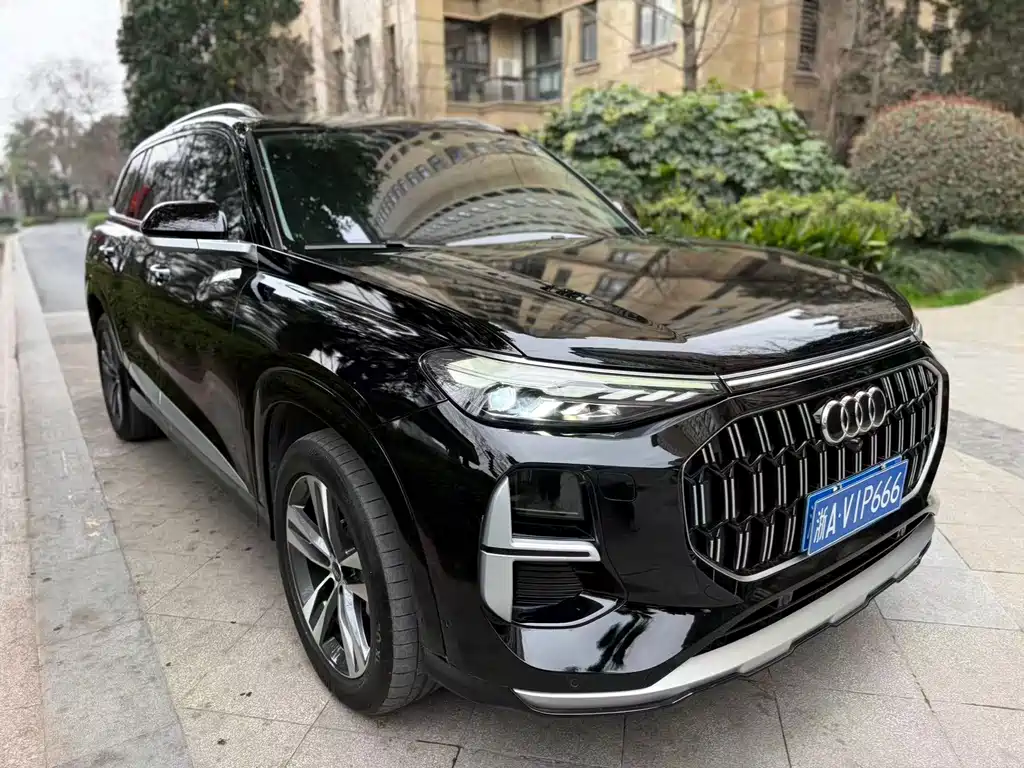 AUDI Q6