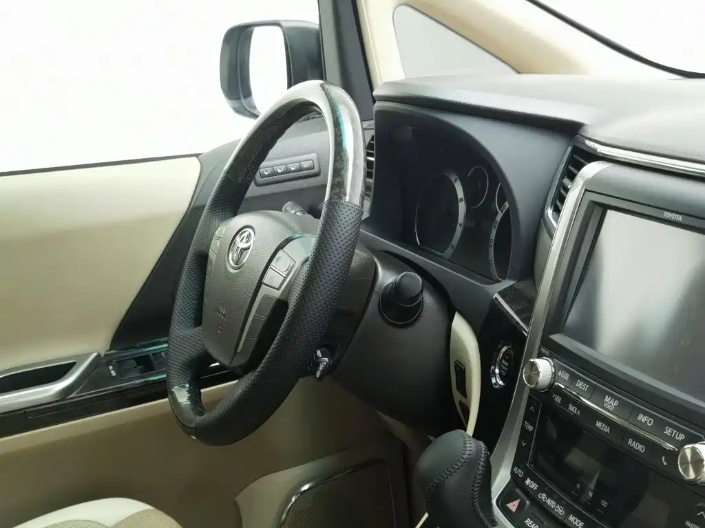 Toyota Alphard — миниатюра 22