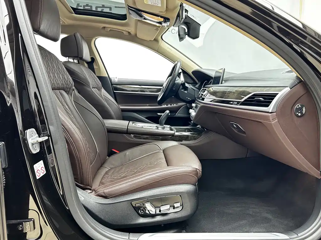 BMW 7 Series — миниатюра 21