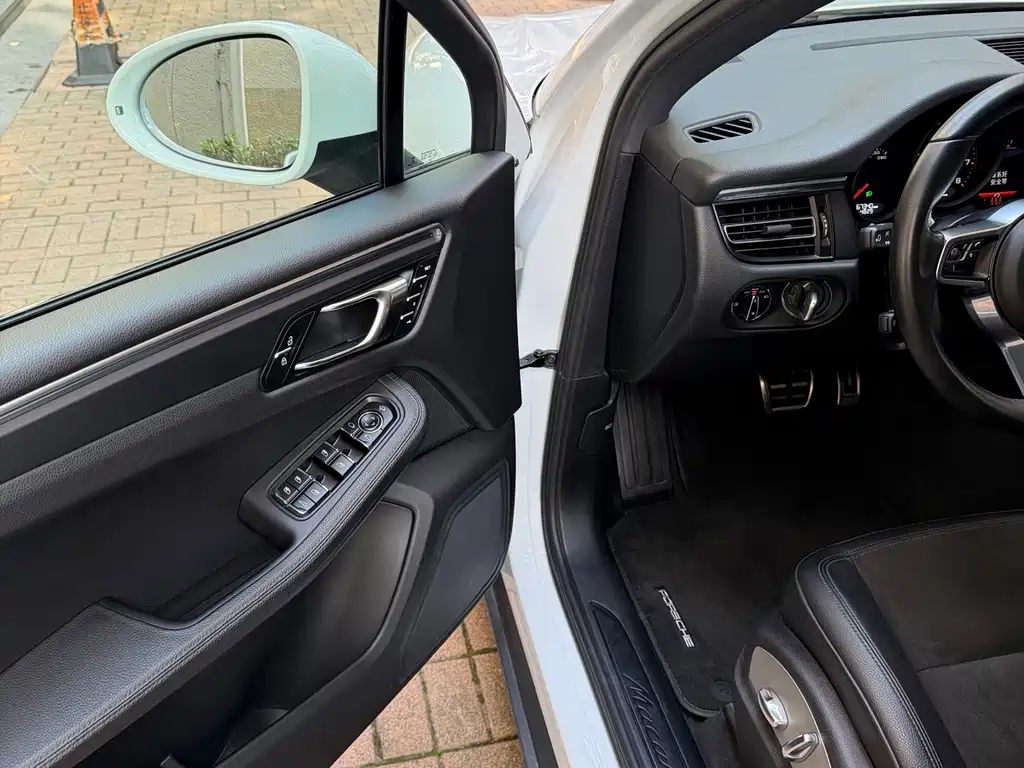 Porsche Macan — миниатюра 10