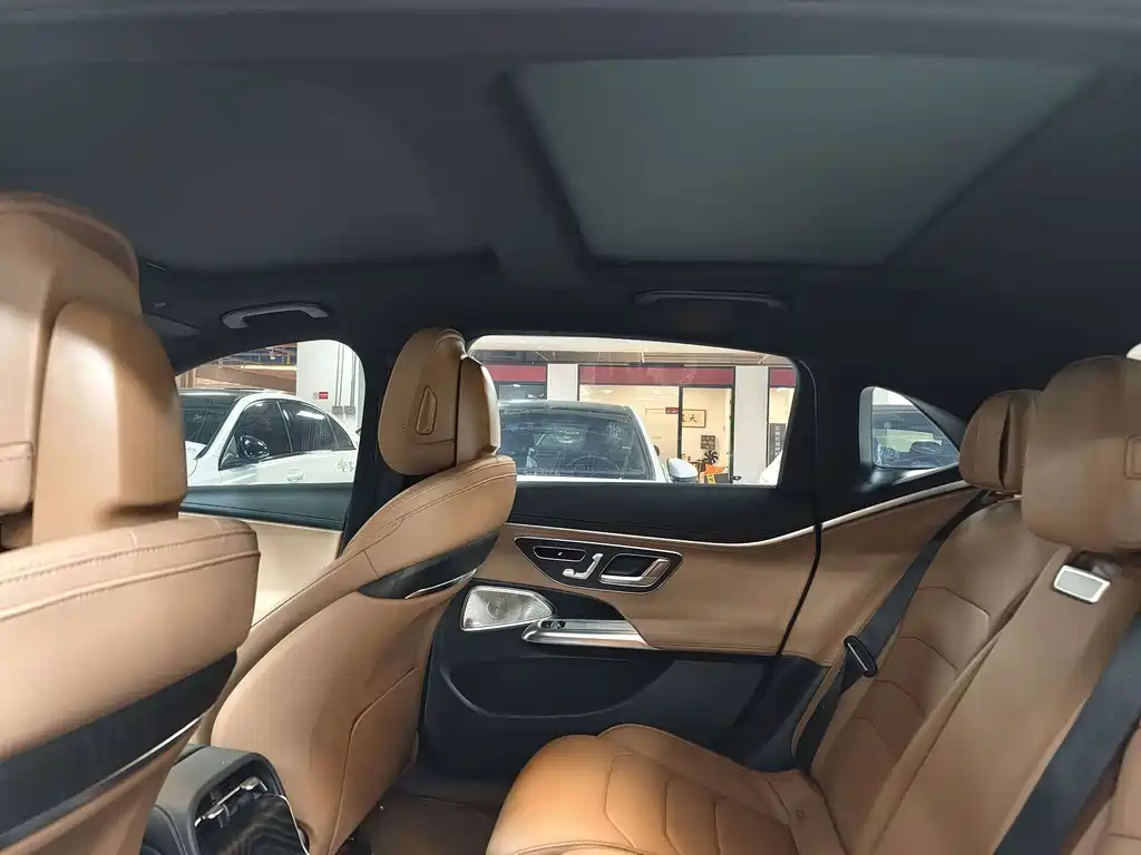 Mercedes-Benz E-Class — миниатюра 11