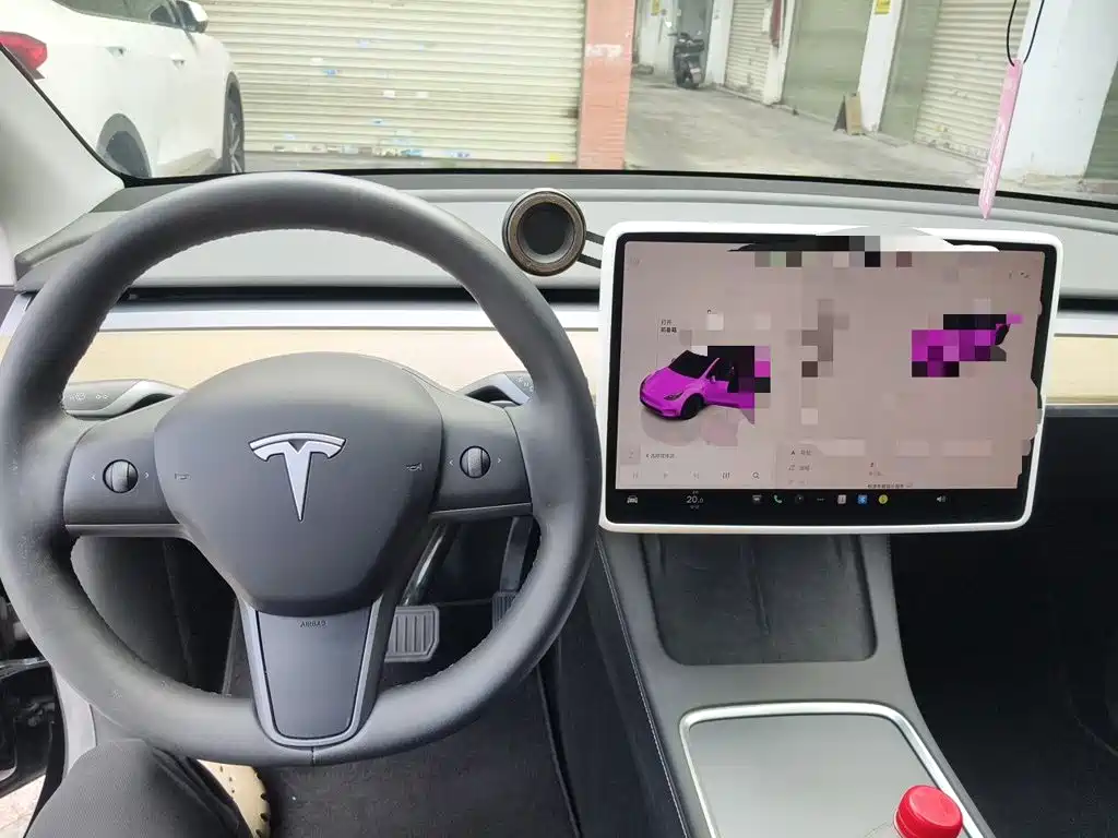 Tesla Model Y — миниатюра 12