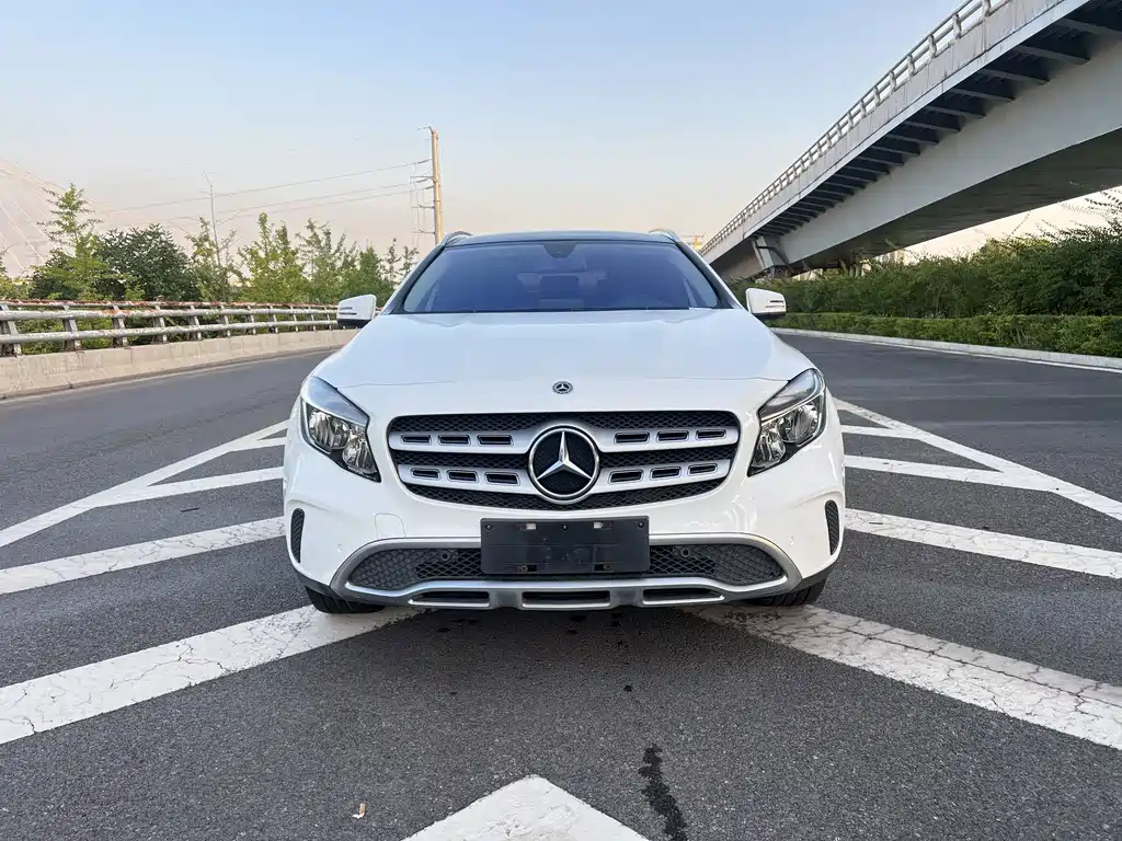 MERCEDES-BENZ GLA