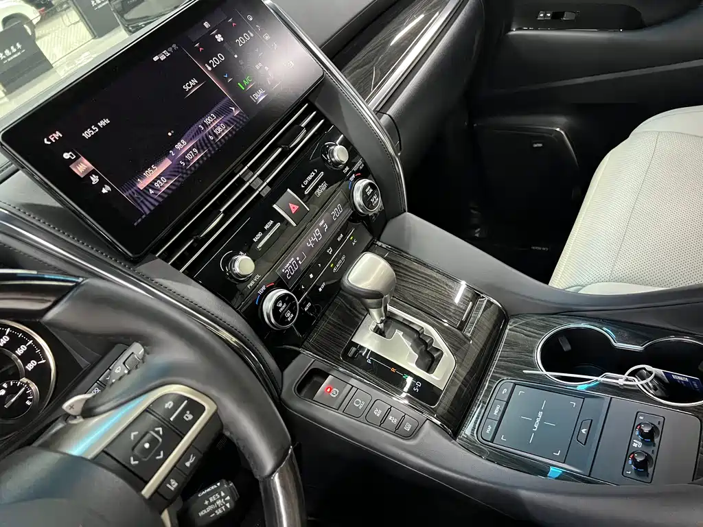 Lexus LM — миниатюра 24