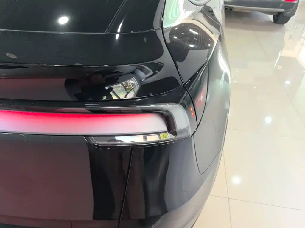 Tesla Model Y — миниатюра 8