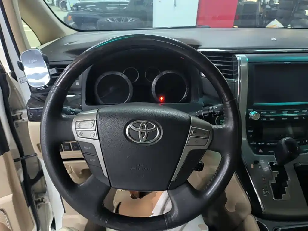 Toyota Alphard — миниатюра 11