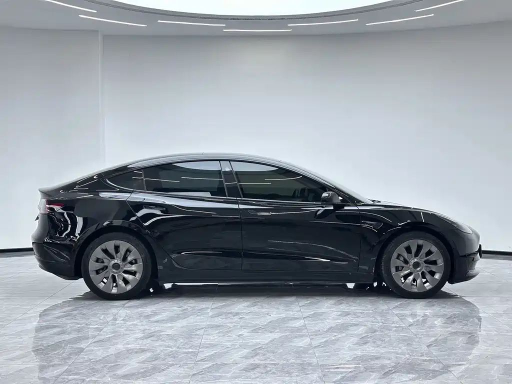 Tesla Model 3 — миниатюра 10