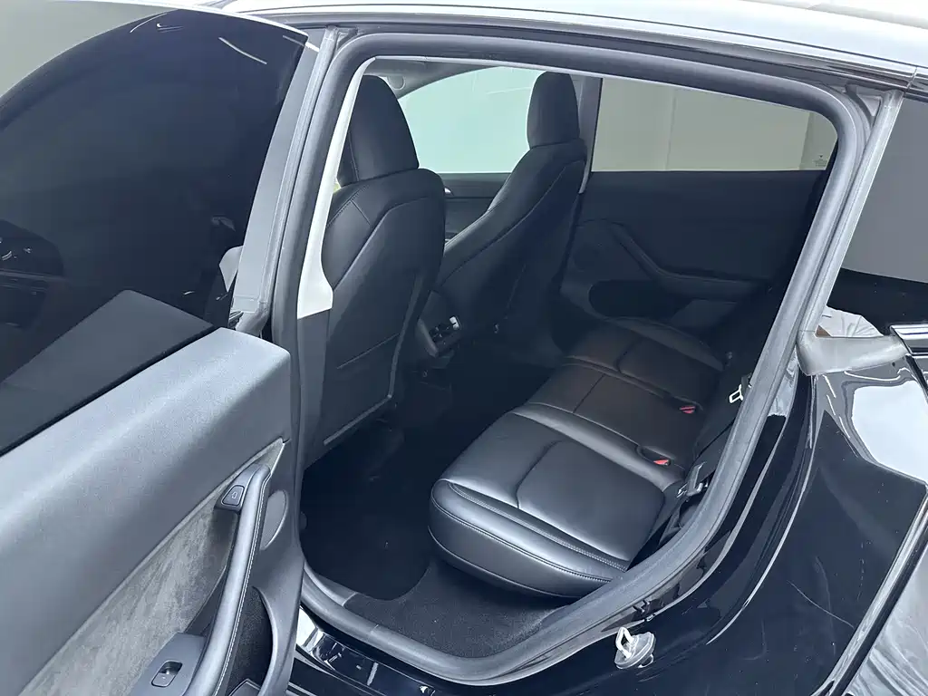 Tesla Model Y — миниатюра 17