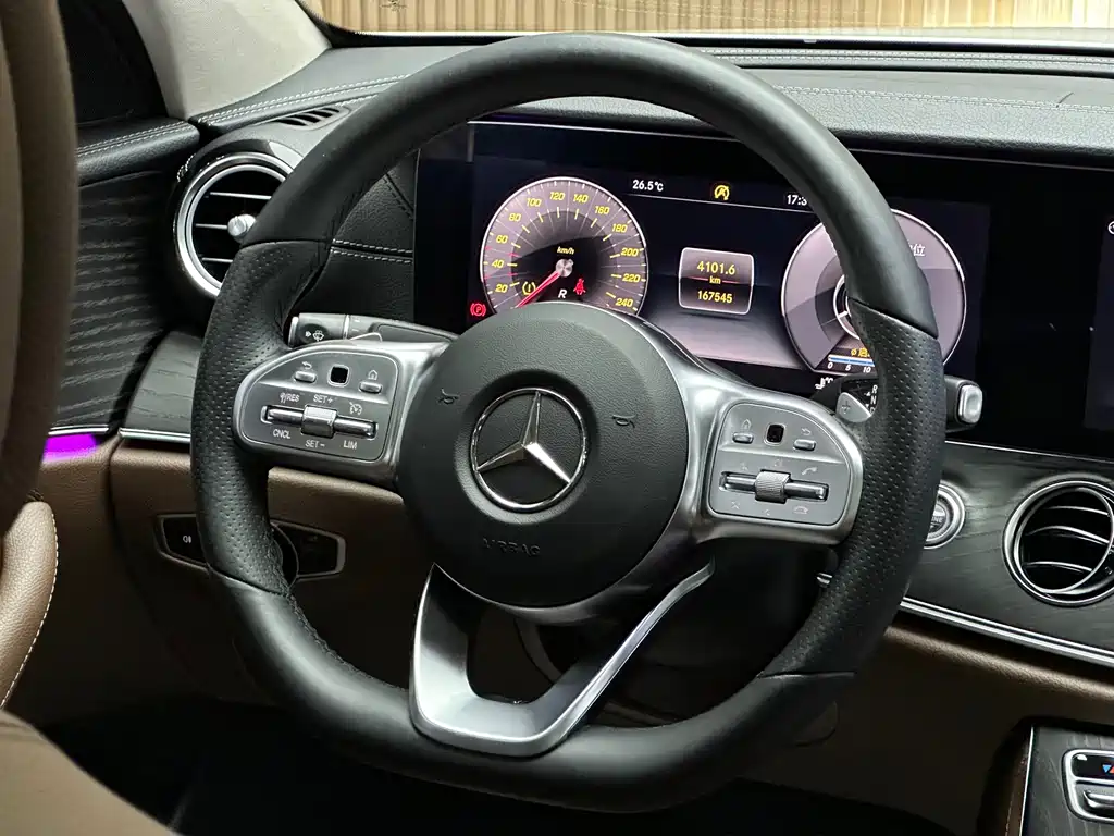 Mercedes-Benz E-Class — миниатюра 11