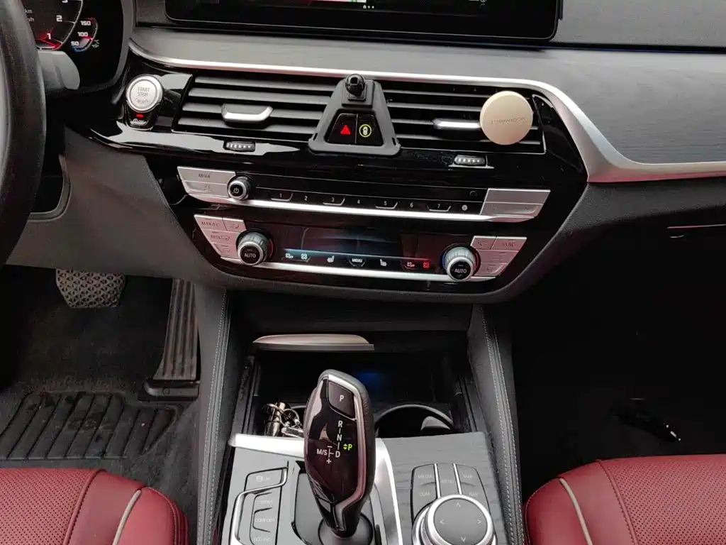 BMW 5 Series — миниатюра 10