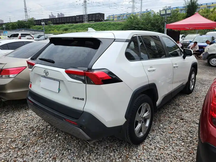 Toyota RAV4 — миниатюра 3