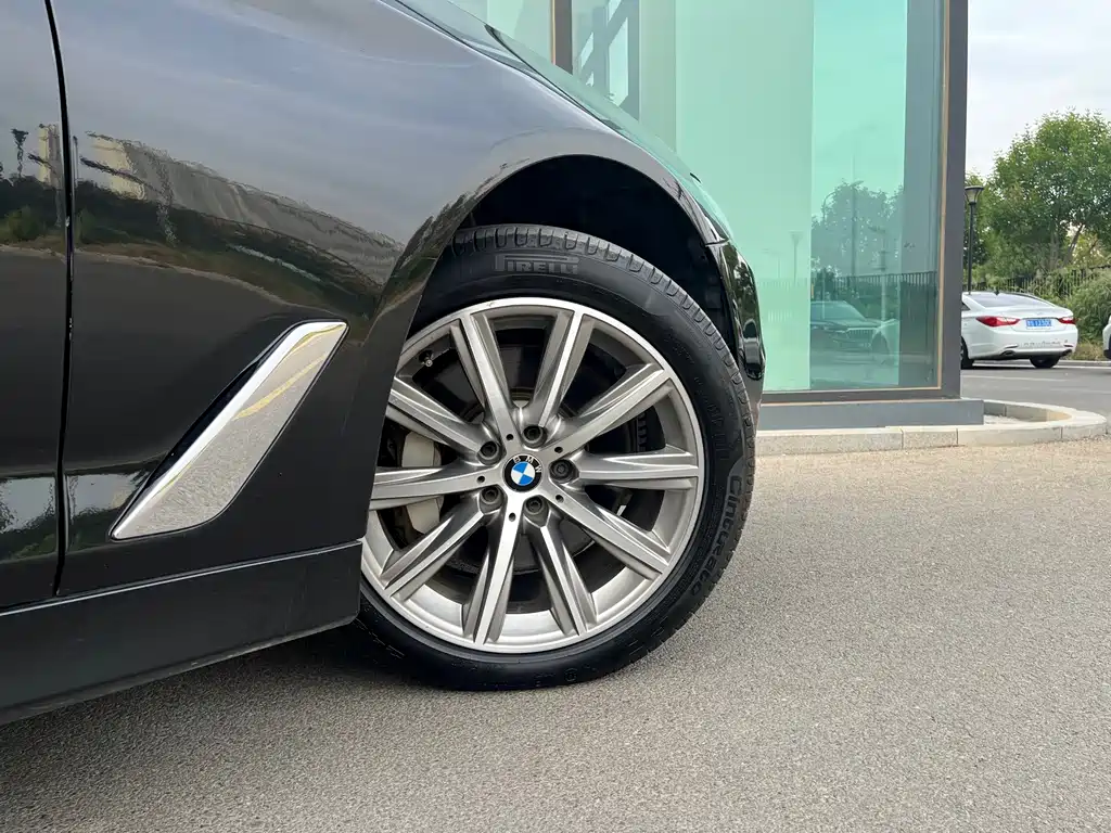 BMW 5 Series — миниатюра 8