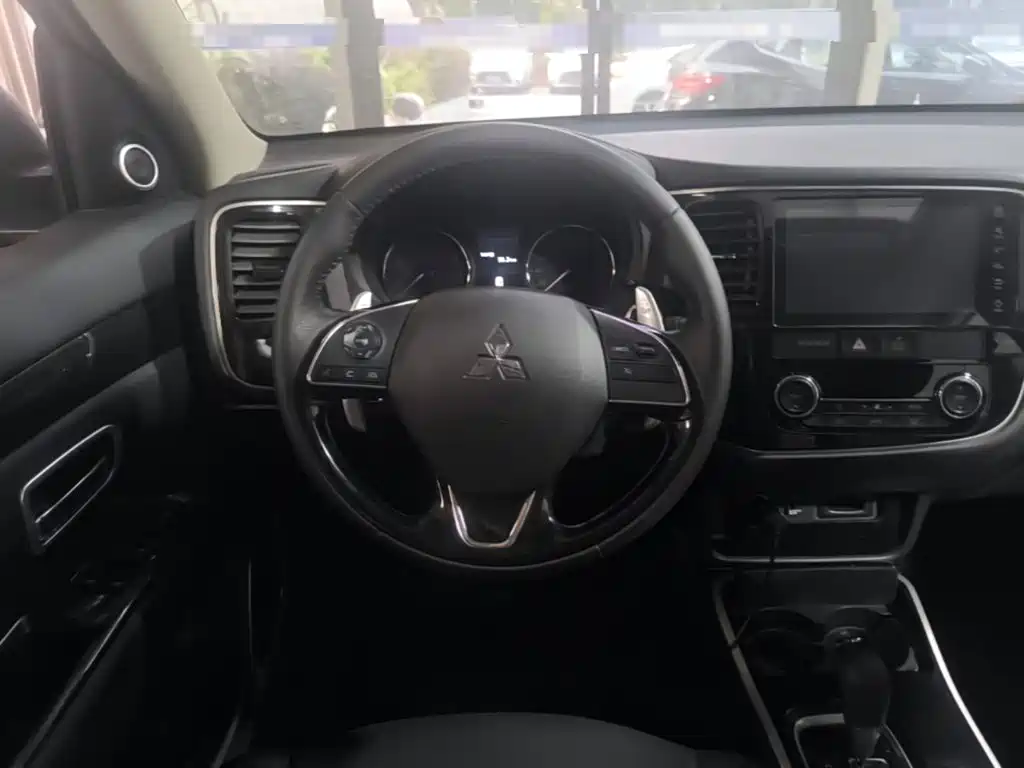 Mitsubishi Outlander — миниатюра 11