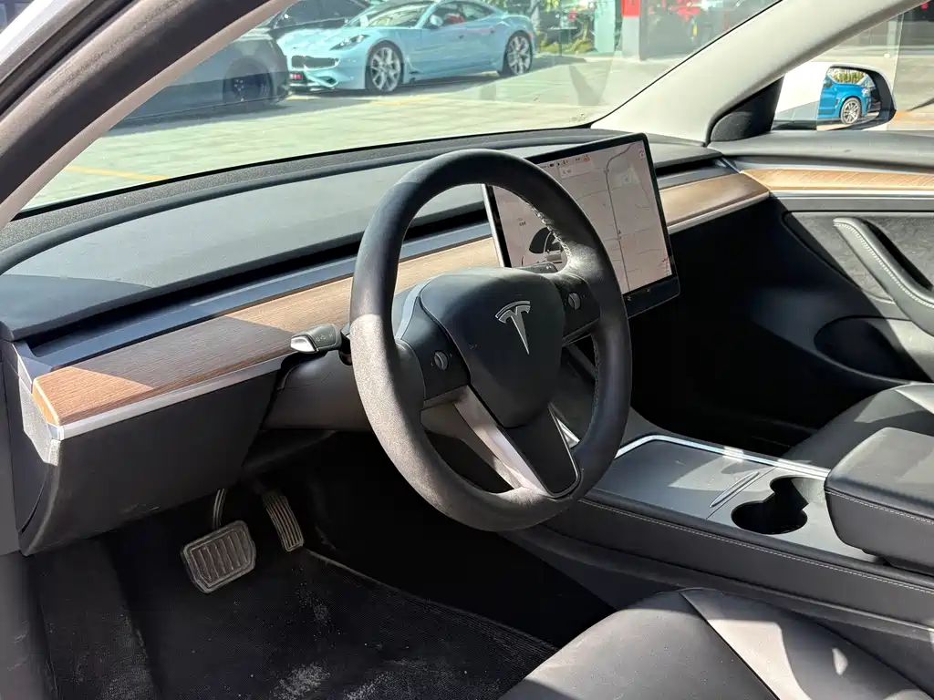 Tesla Model 3 — миниатюра 8