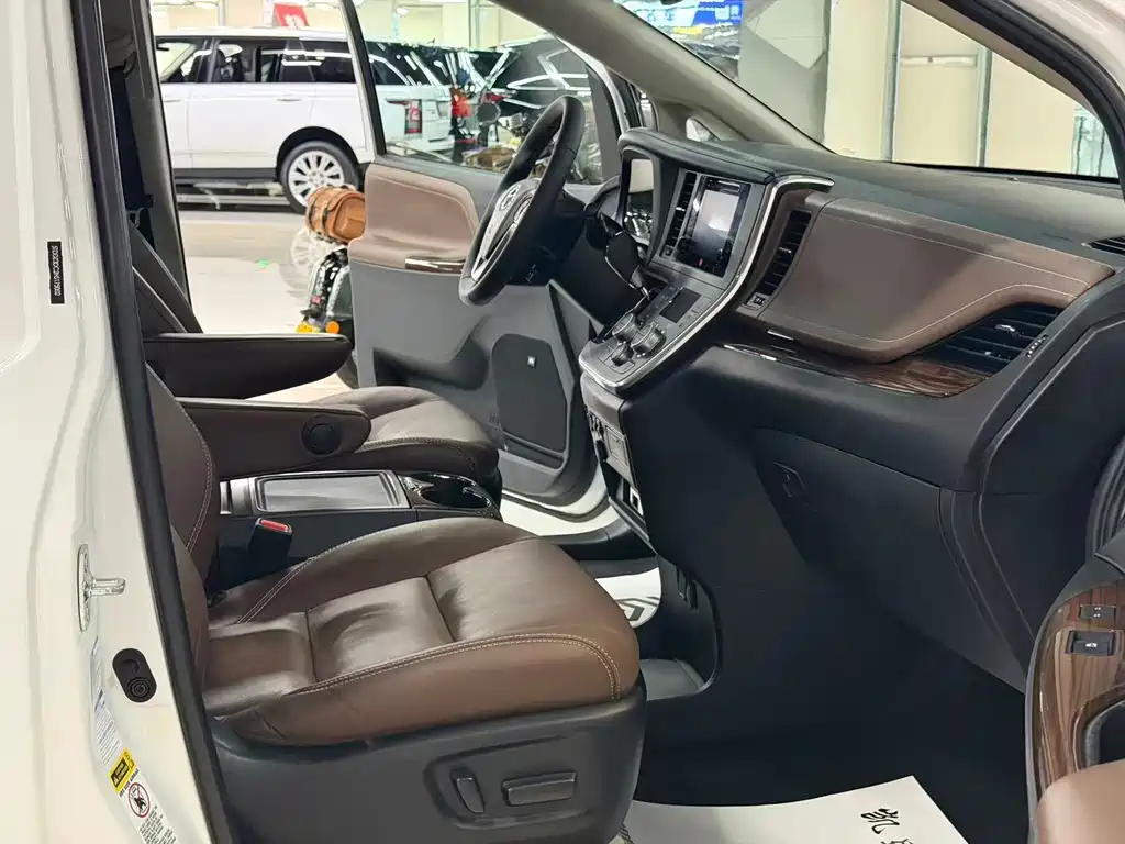 Toyota Sienna — миниатюра 8