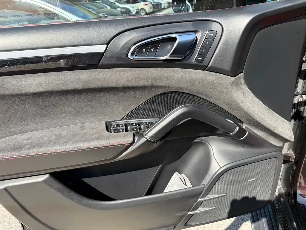 Porsche Cayenne — миниатюра 11