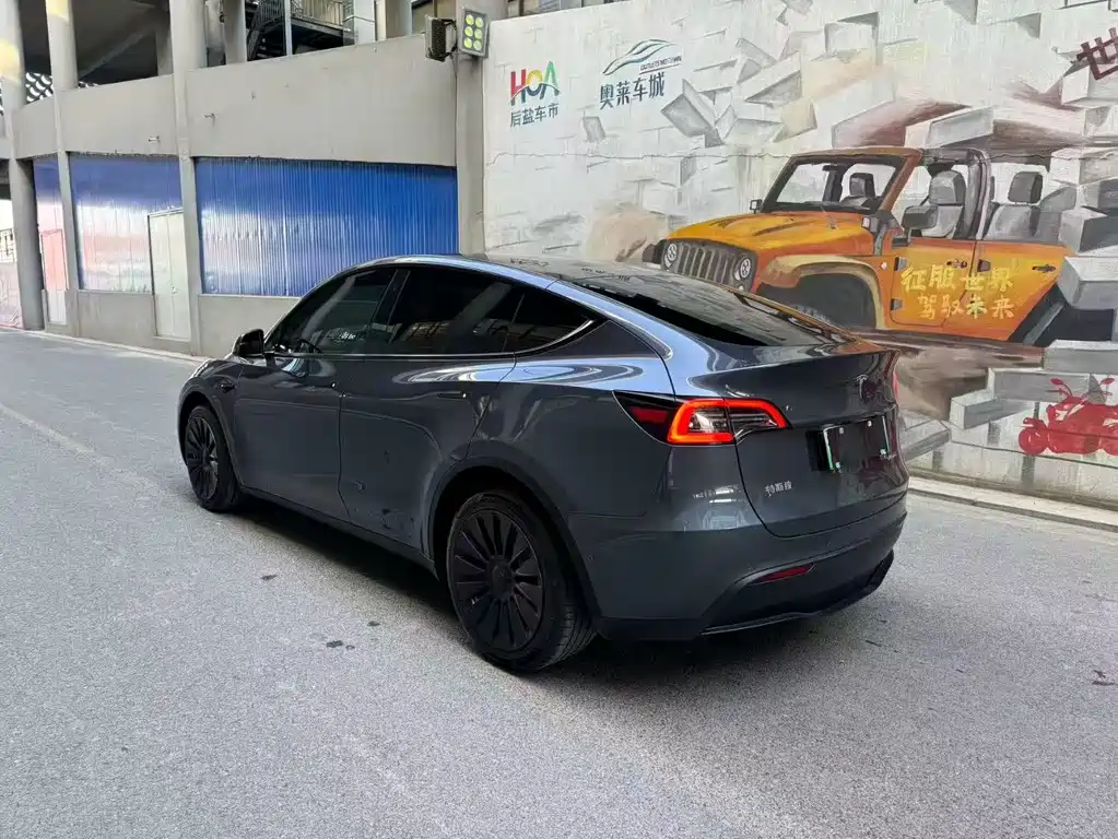TESLA MODEL Y