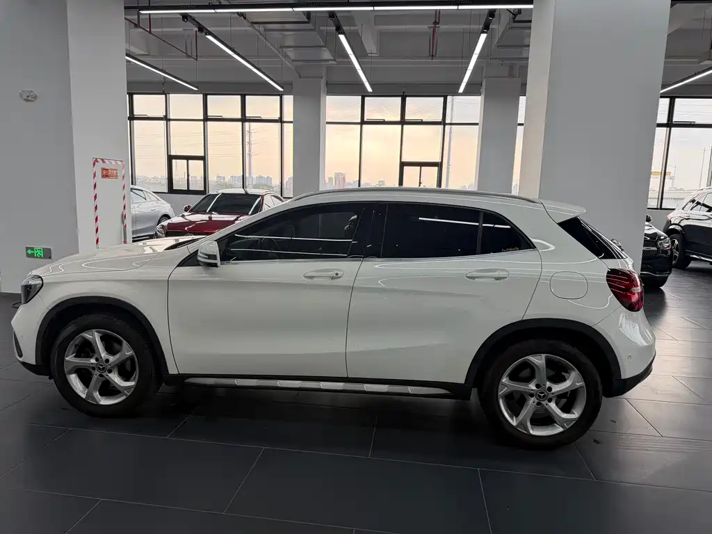 MERCEDES-BENZ GLA