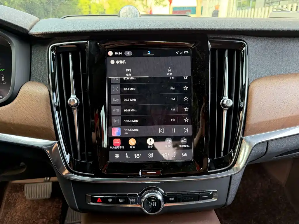 Volvo S90 PHEV — миниатюра 10