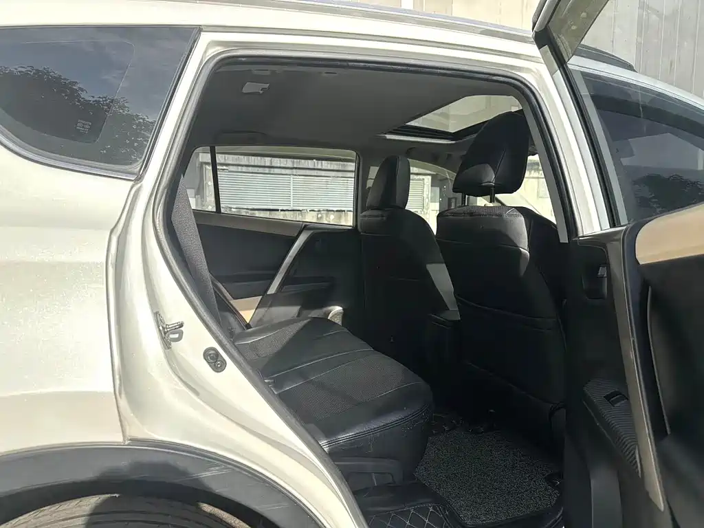 Toyota RAV4 — миниатюра 7