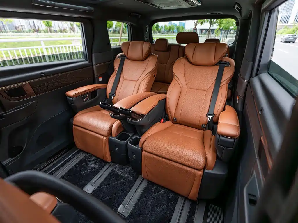 Toyota Alphard — миниатюра 12