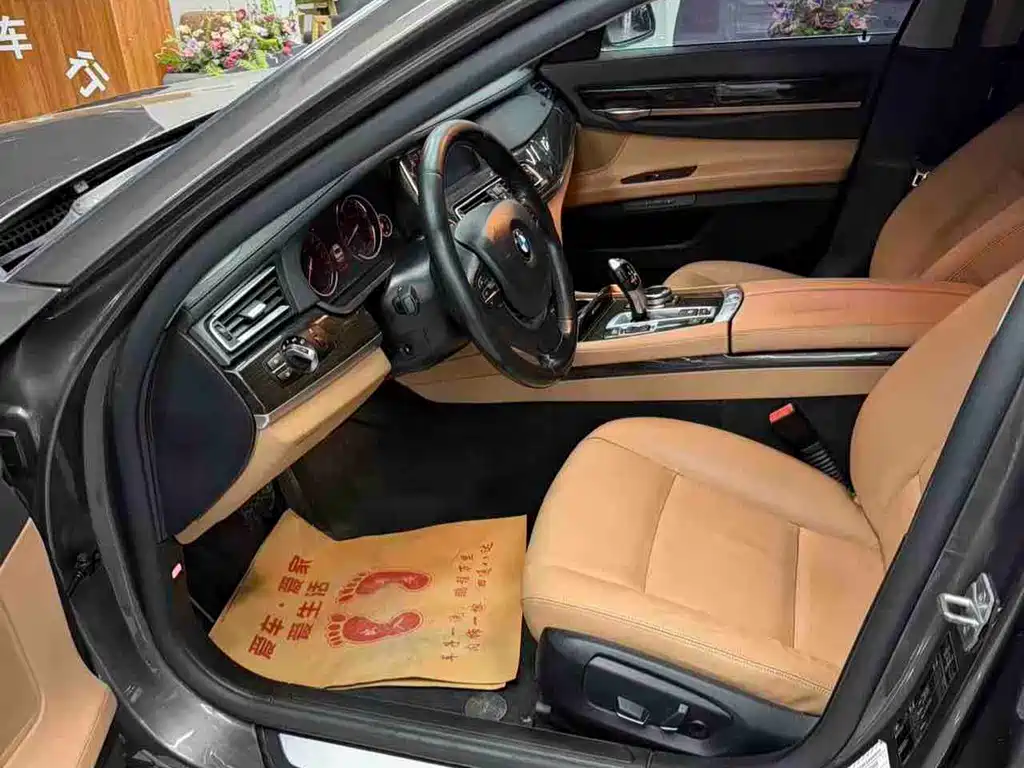 BMW 7 Series — миниатюра 9