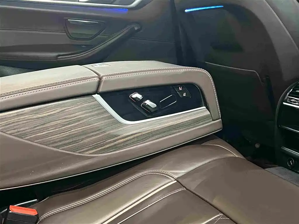 BMW 5 Series — миниатюра 20